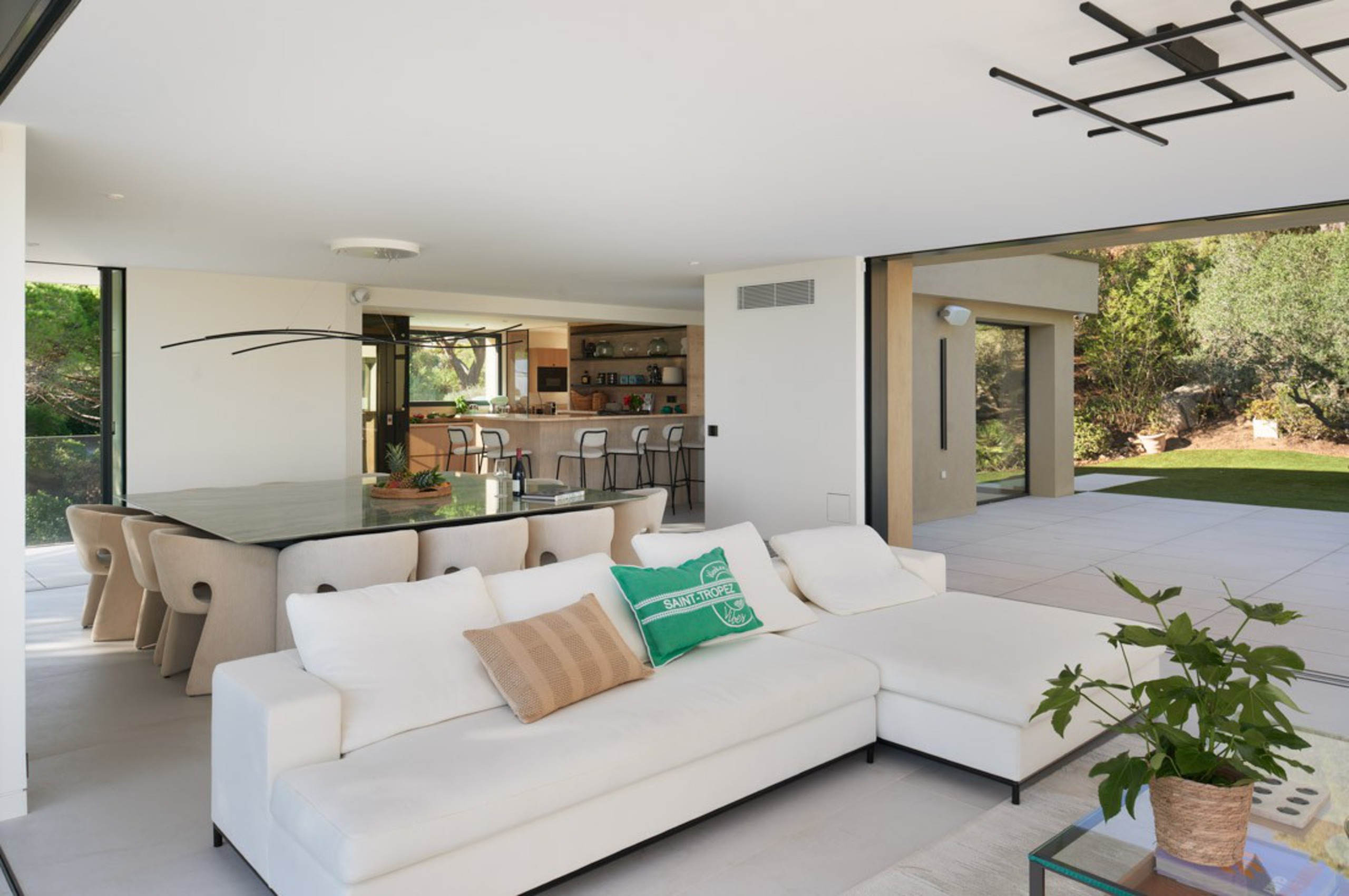 villa-casa-livingroom-diningroom-openplan-gardenview-modern-luxury-design-ramatuelle