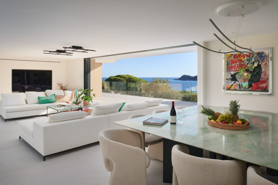 villa-casa-livingroom-lounge-openplan-terrace-seaview-diningroom-modern-stylish-luxury-design-ramatuelle