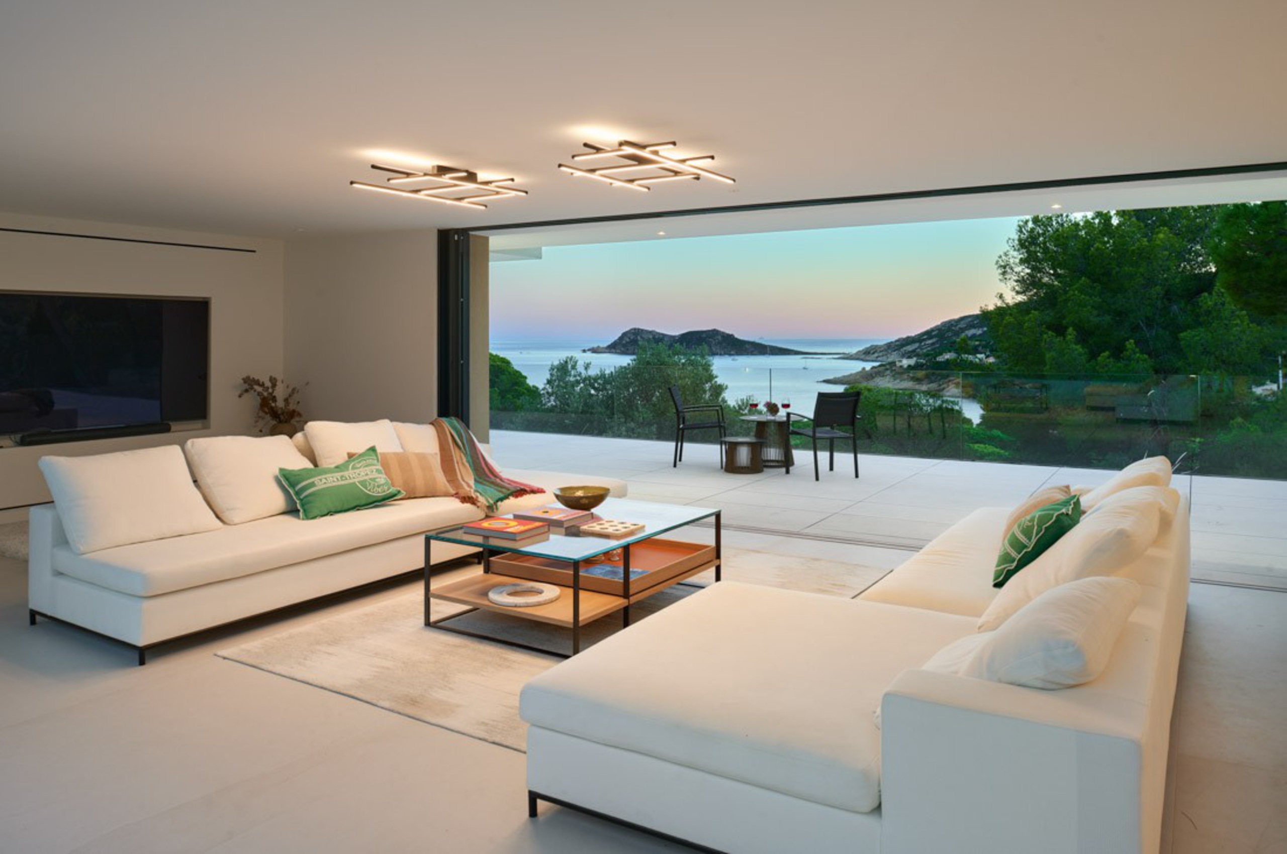 villa-casa-livingroom-openplan-terrace-stunning-seaview-sunset-modern-elegant-luxury-rental-property-ramatuelle
