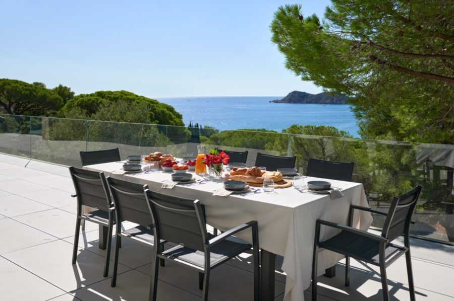 villa-casa-terrace-alfresco-dining-stunning-seaview-luxury-rental-retreat-ramatuelle