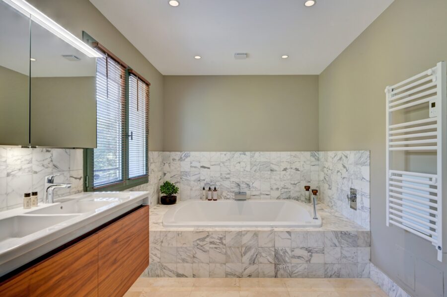 villa-cassie-bathroom-bathtub-doublesink-modern-stylish-luxury-lacroixvalmer