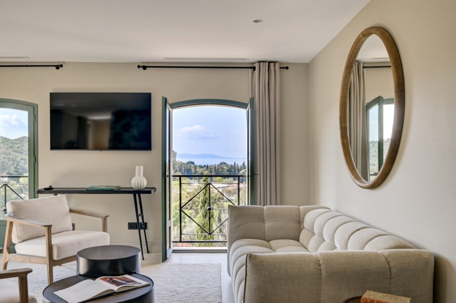villa-cassie-bedroom-lounge-area-seaviews-modern-stylish-luxury-interior-design-lacroixvalmer
