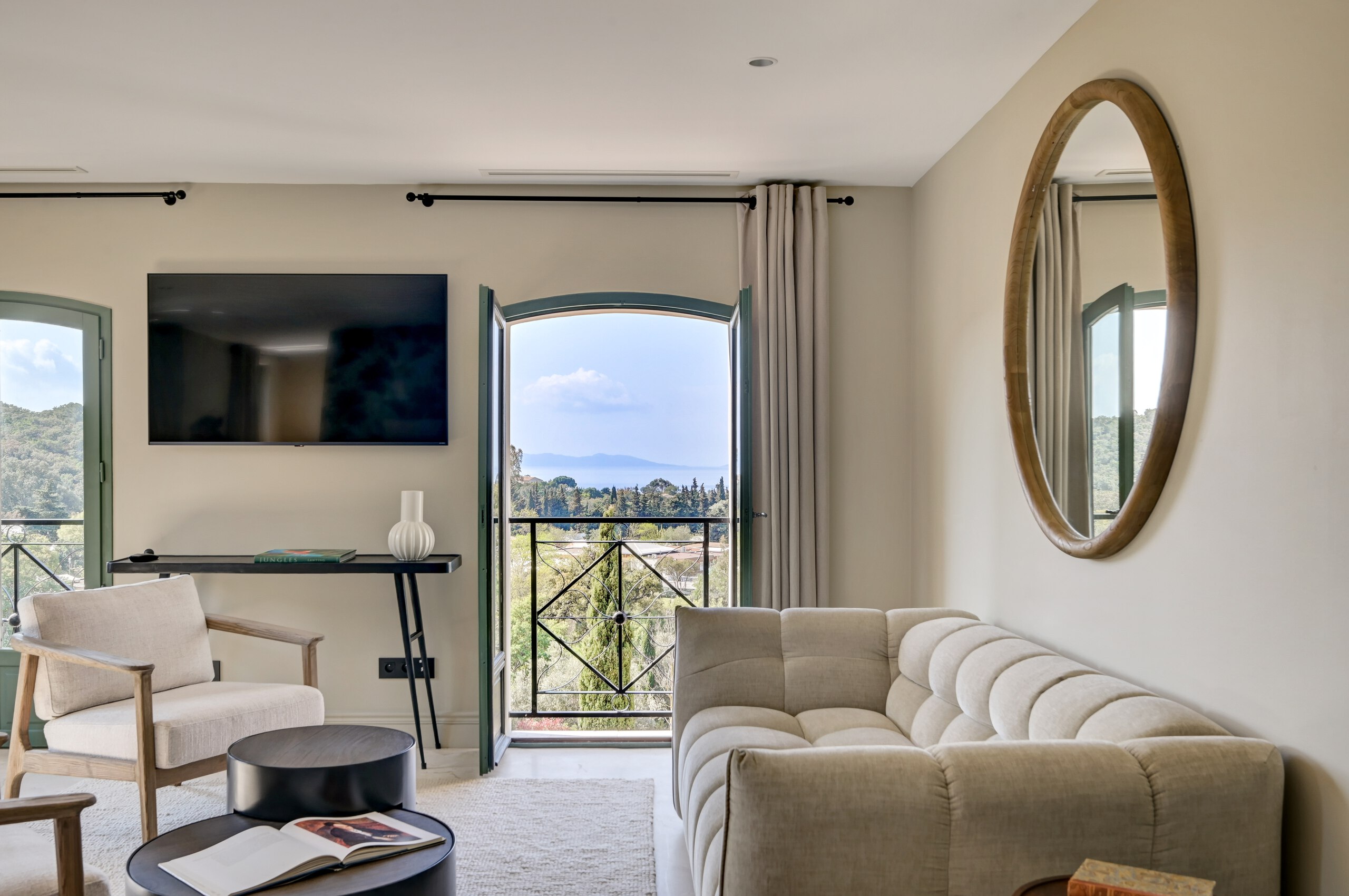 villa-cassie-bedroom-lounge-area-seaviews-modern-stylish-luxury-interior-design-lacroixvalmer