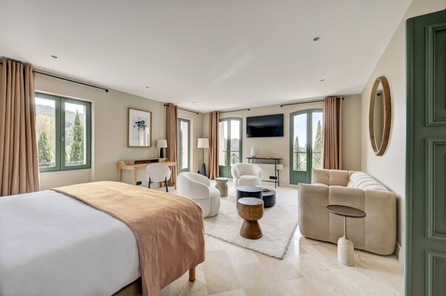 villa-cassie-bedroom-modern-elegant-spacious-garden-view-chic-luxury-lacroixvalmer