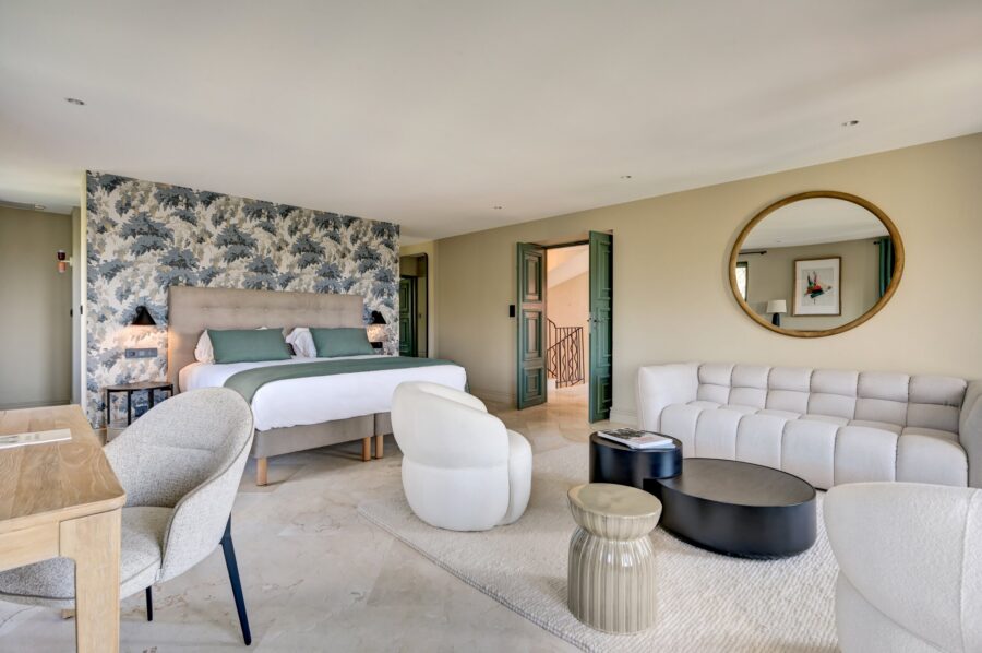villa-cassie-bedroom-spacious-stylish-modern-design-luxury-interior-lacroixvalmer