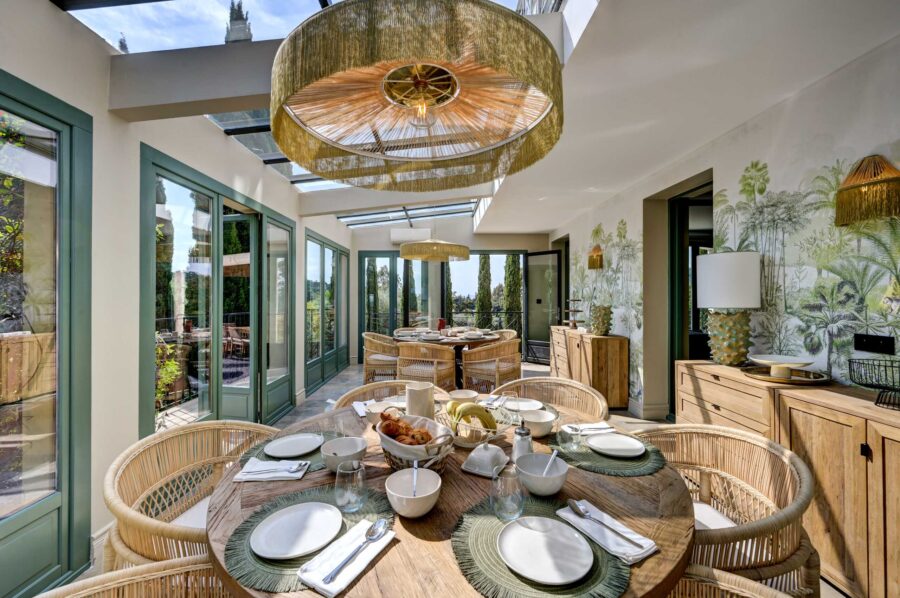 villa-cassie-breakfast-room-conservatory-open-plan-garden-room-elegant-luxury-lacroixvalmer