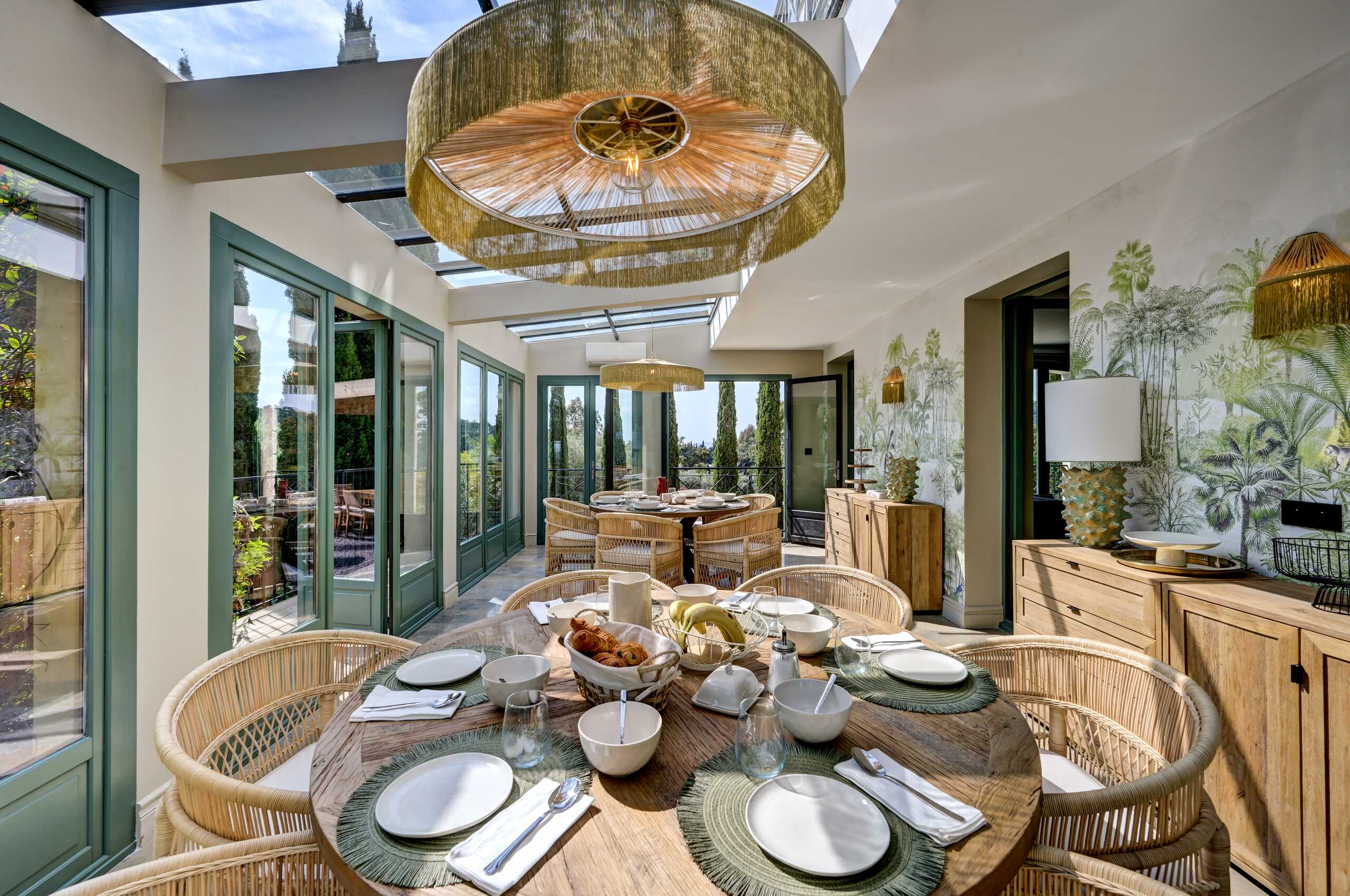 villa-cassie-breakfast-room-conservatory-open-plan-garden-room-elegant-luxury-lacroixvalmer