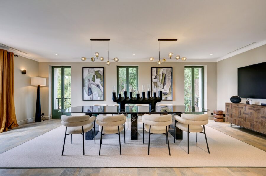 villa-cassie-diningroom-artwork-sleek-modern-elegant-interiordesign-luxury-lacroixvalmer