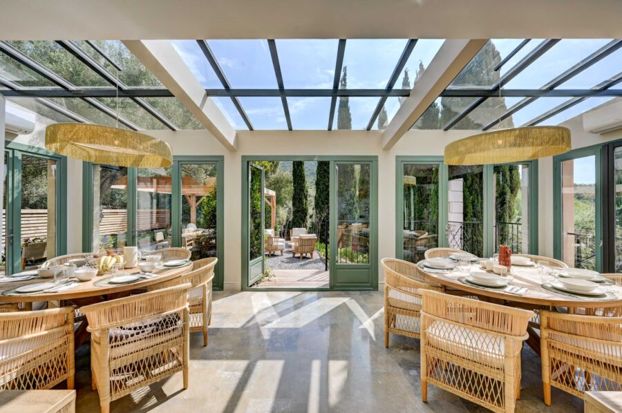 villa-cassie-diningroom-conservatory-bright-spacious-modern-garden-views-luxury-lacroixvalmer
