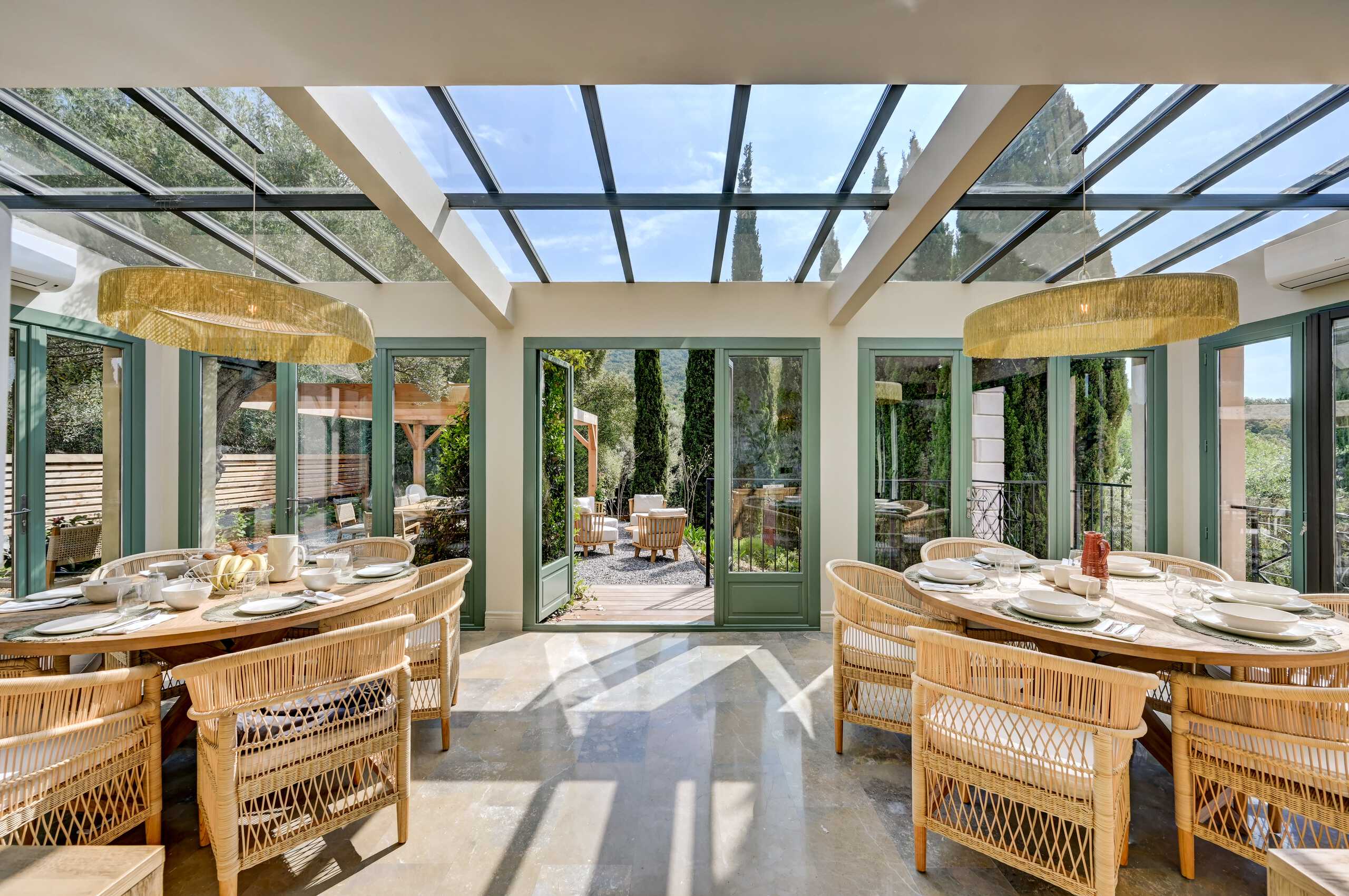 villa-cassie-diningroom-conservatory-bright-spacious-modern-garden-views-luxury-lacroixvalmer