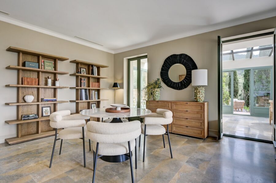 villa-cassie-diningroom-table-library-modern-elegant-stylish-interiors-luxury-design-lacroixvalmer