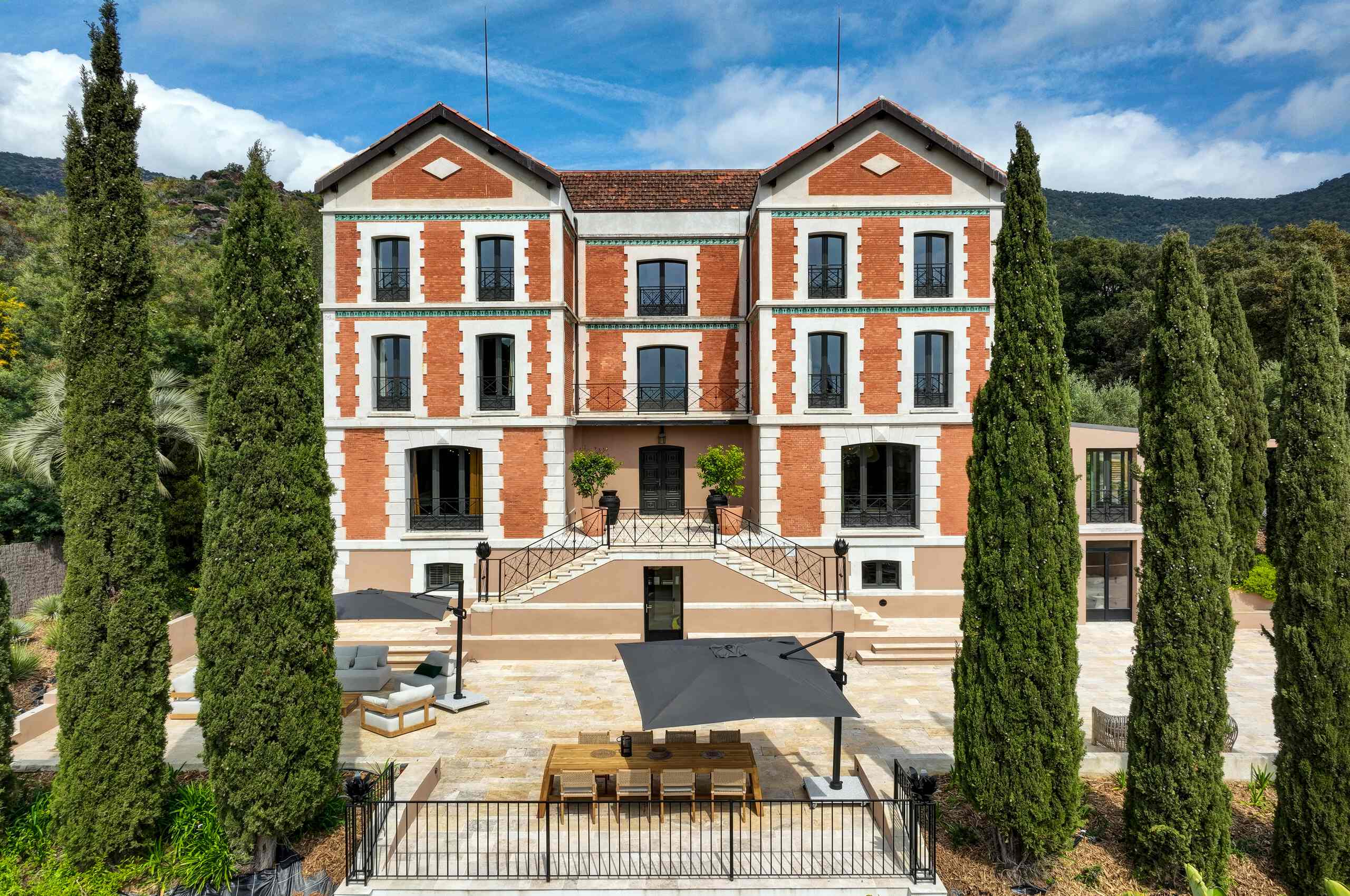 villa-cassie-exterior-luxury-rental-retreat-frenchriviera-lacroixvalmer