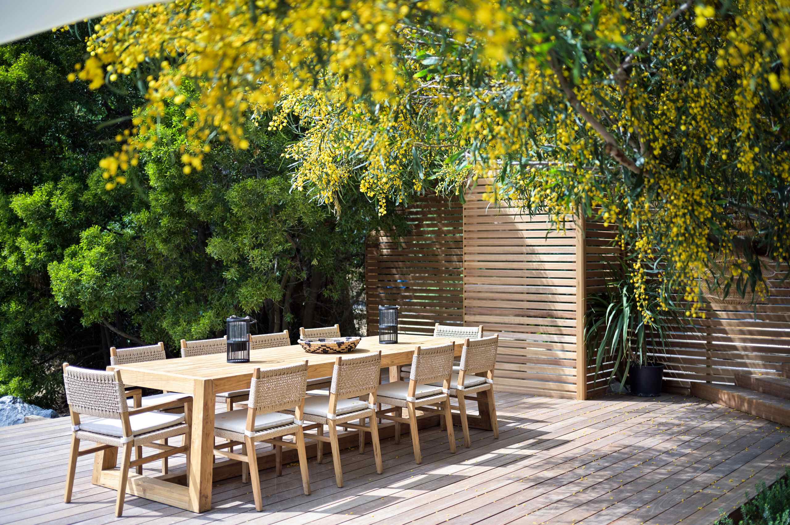 villa-cassie-exterior-outdoor-seating-garden-alfresco-dining-luxury-lacroixvalmer