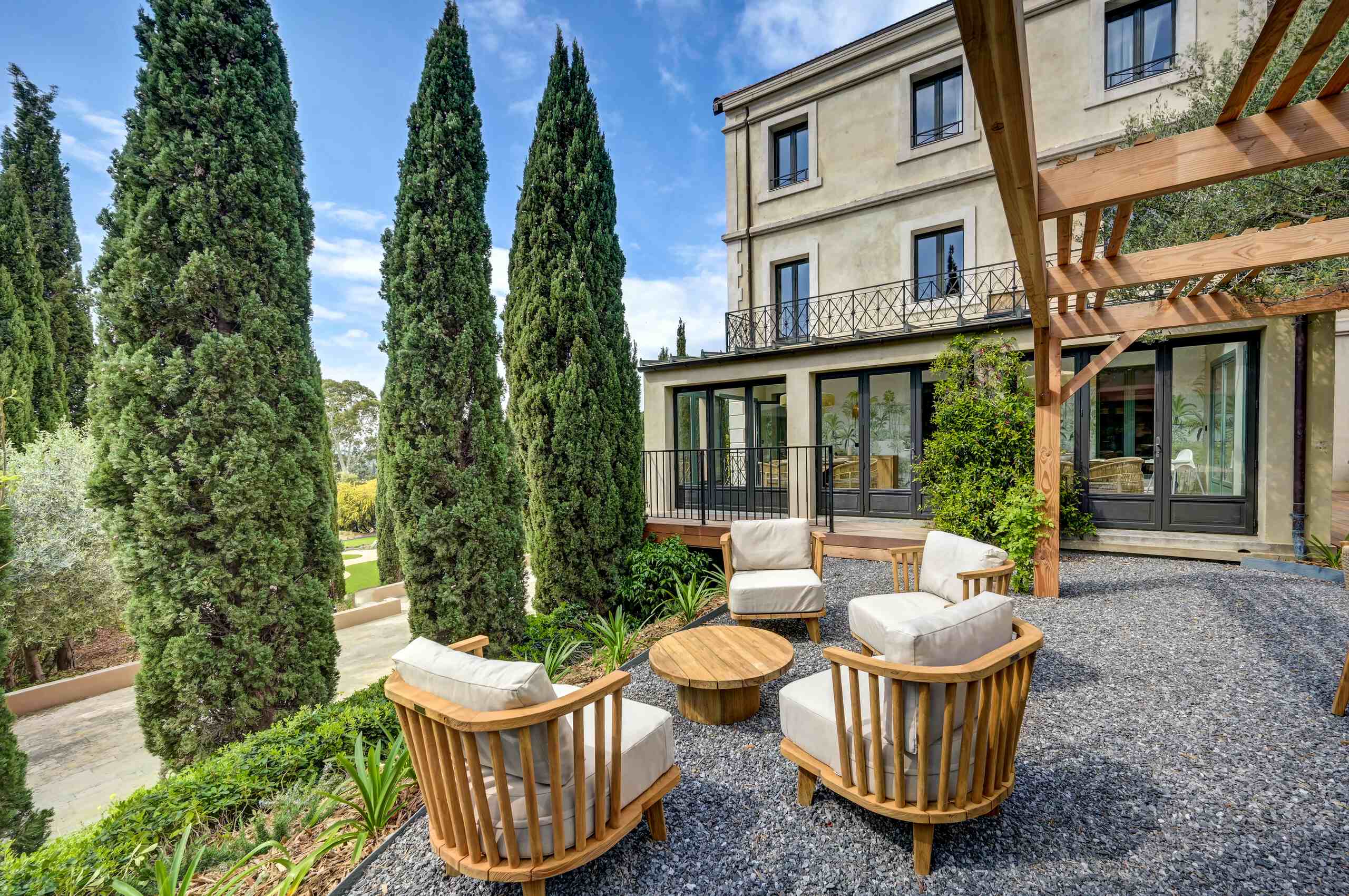 villa-cassie-garden-outdoor-seating-lush-tropical-garden-luxury-lacroixvalmer