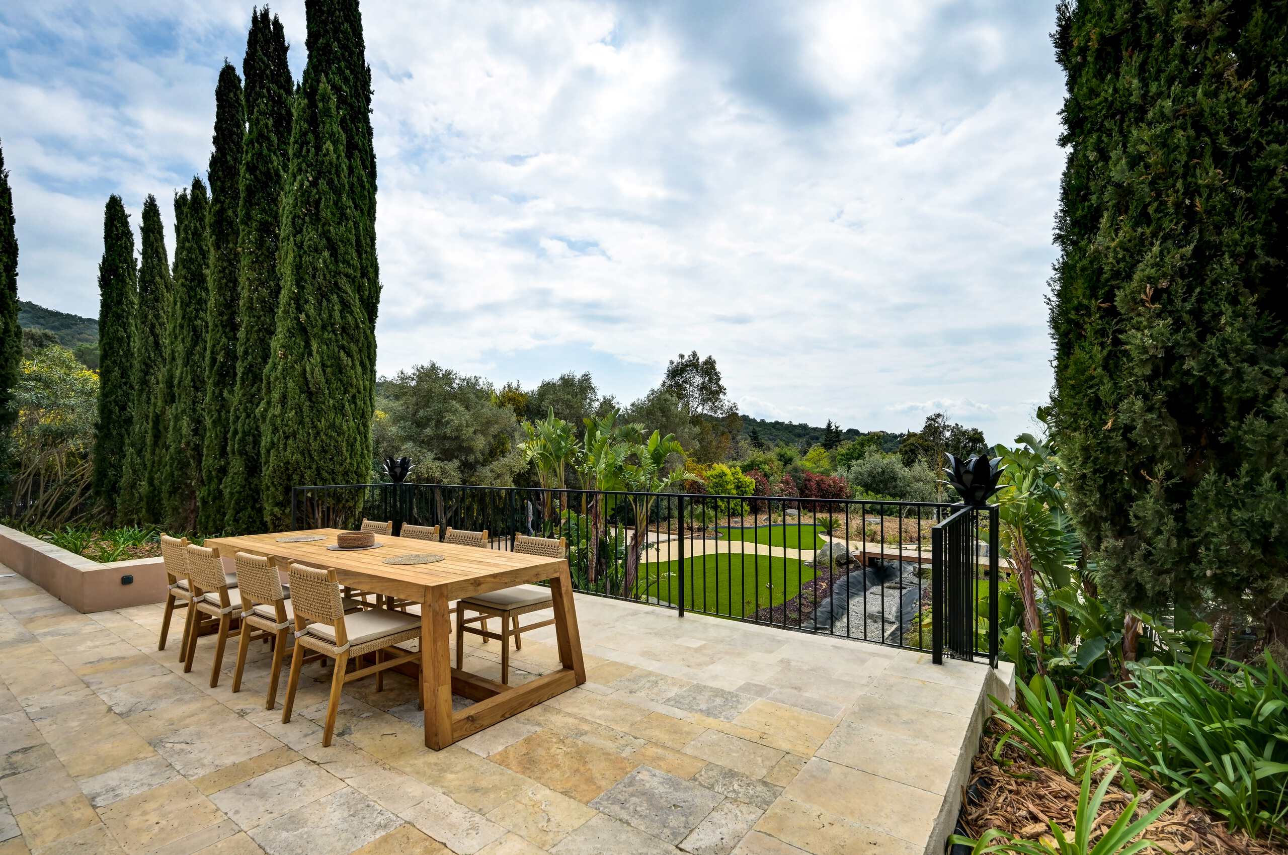 villa-cassie-garden-outdoordining-tropical-paradise-luxury-property-lacroixvalmer