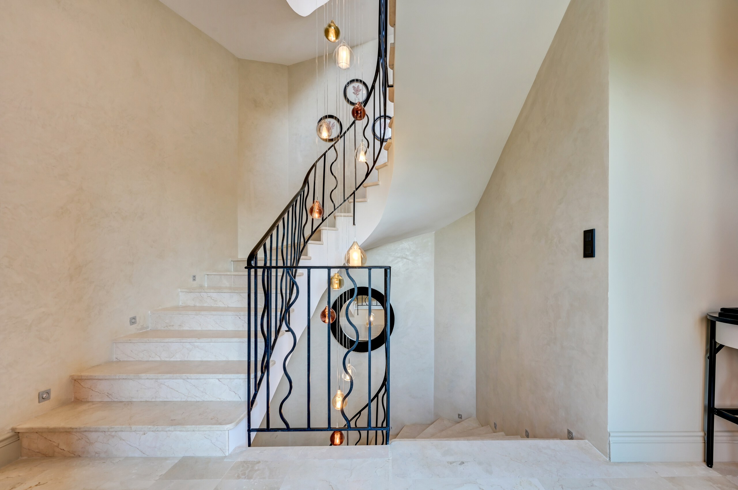 villa-cassie-hallway-staircase-elegant-marble-bespoke-lighting-luxury-lacroixvalmer