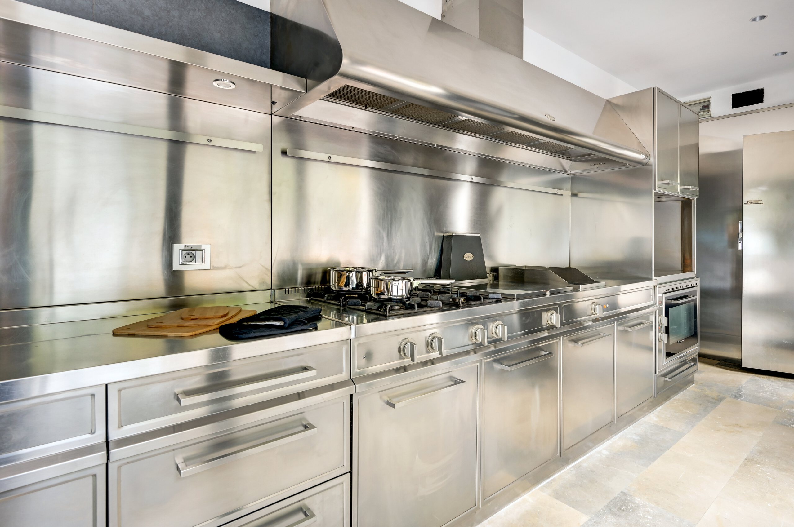 villa-cassie-kitchen-modern-proffesional-fully-equipped-luxury-lacroixvalmer