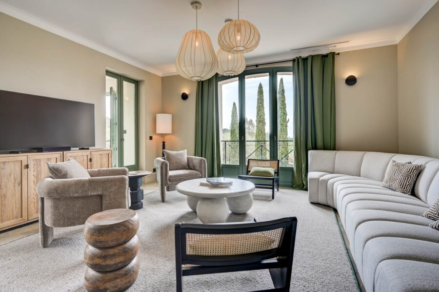 villa-cassie-livingroom-lounge-elegant-stylish-modern-interior-gardenview-bright-luxury-design-lacroixvalmer