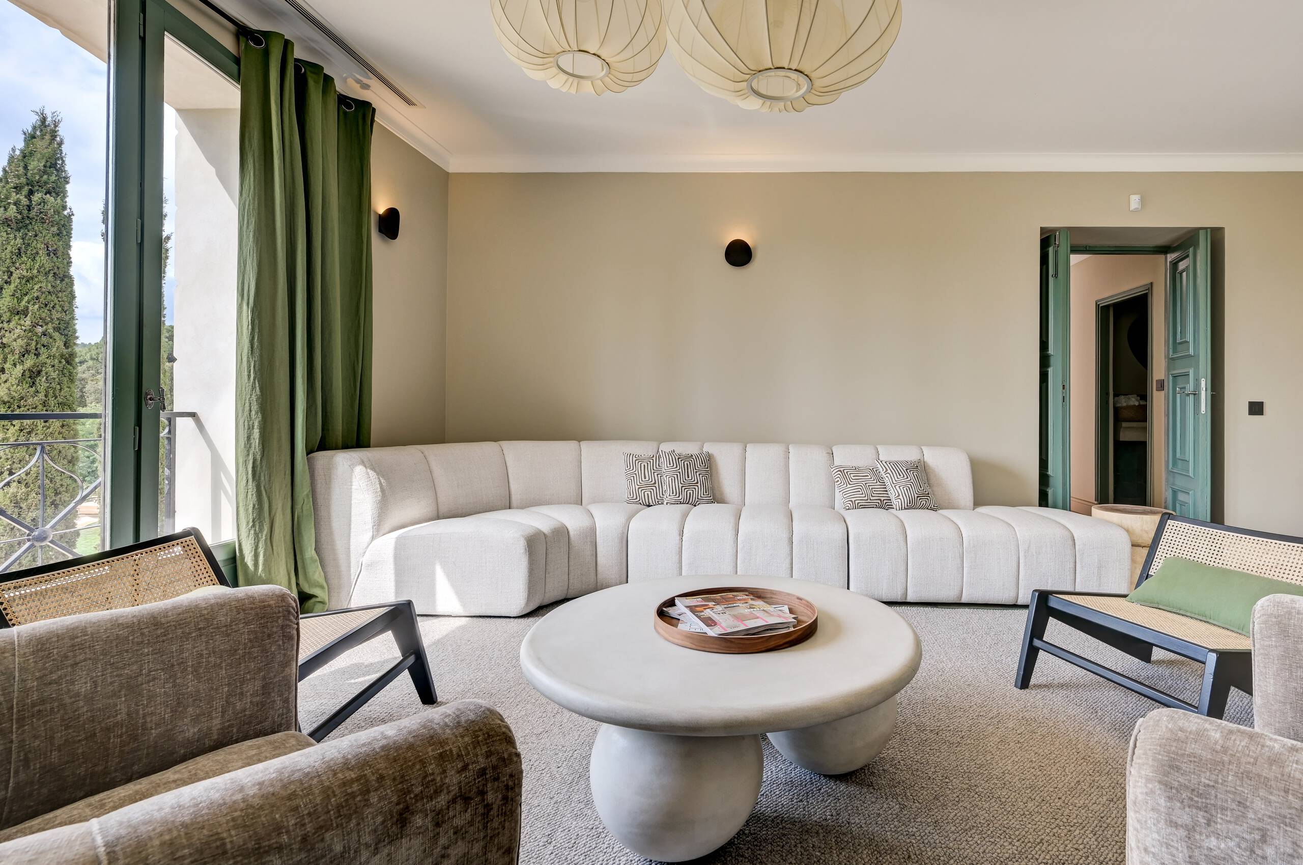 villa-cassie-livingroom-modern-bright-stylish-design-luxury-lacroixvalmer