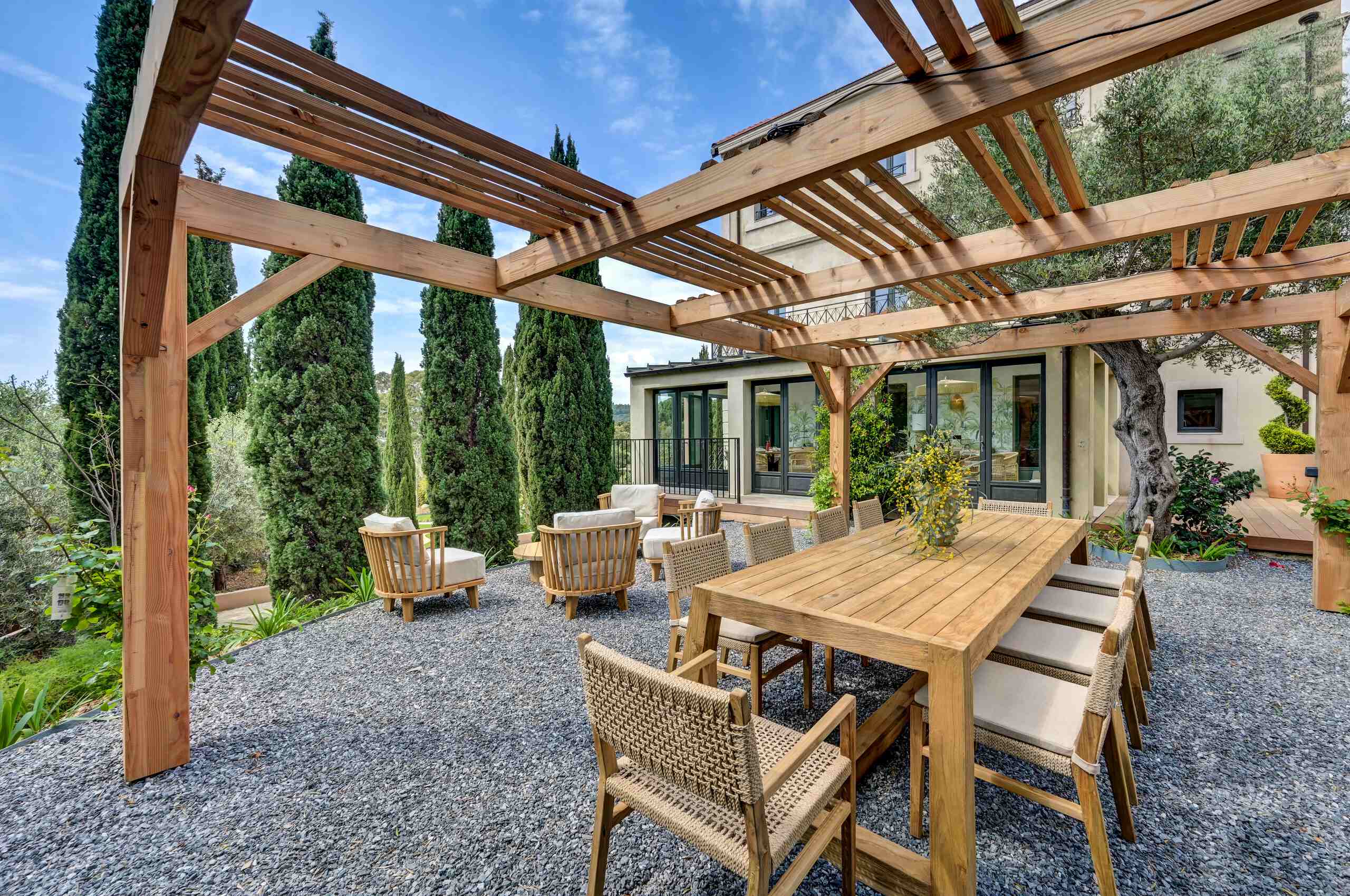 villa-cassie-outdoor-dining-seating-alfresco-beautiful-garden-luxury-property-lacroixvalmer