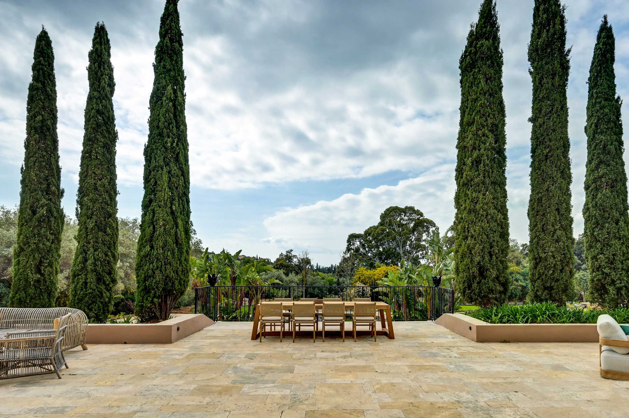 villa-cassie-outdoor-terrace-diningtable-tree-lined-garden-tropical-paradise-luxury-lacroixvalmer
