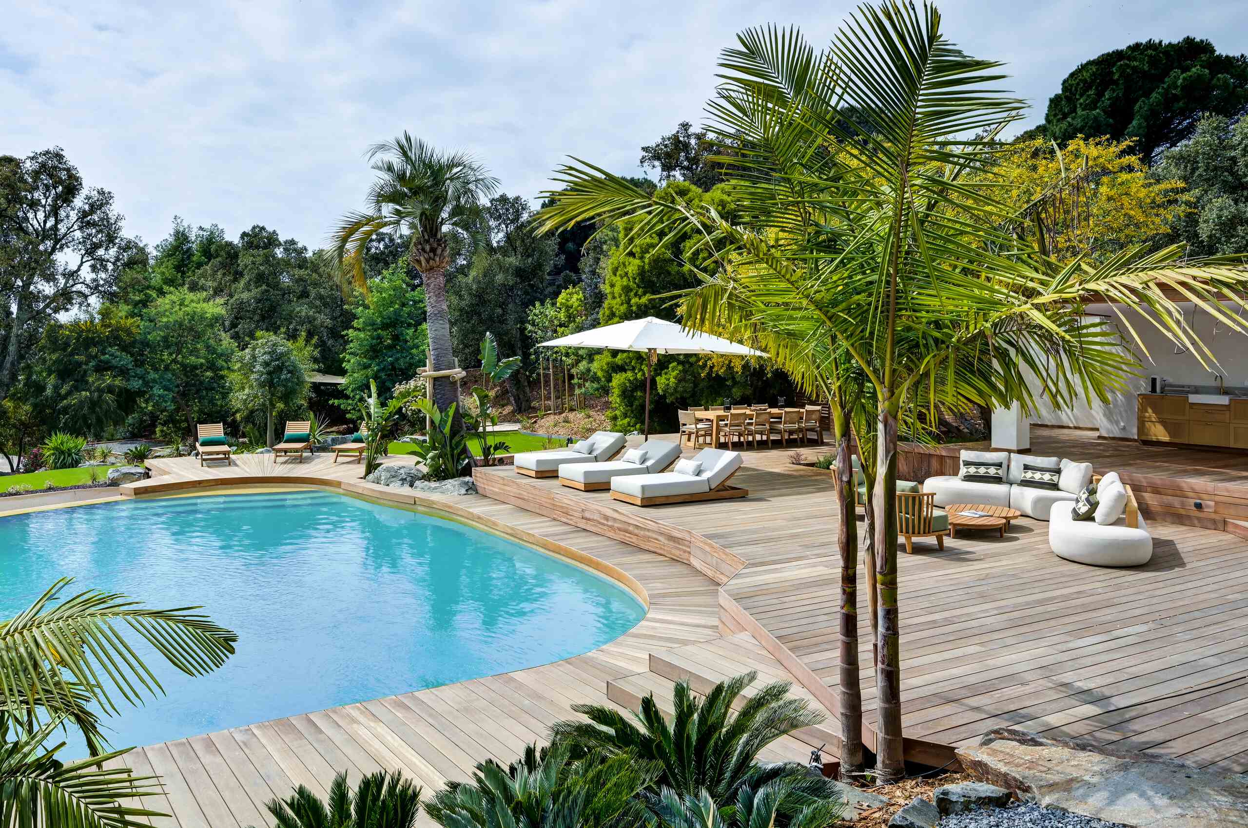 villa-cassie-swimmingpool-terrace-decking-pool-lounger-tropical-paradise-luxury-lacroixvalmer