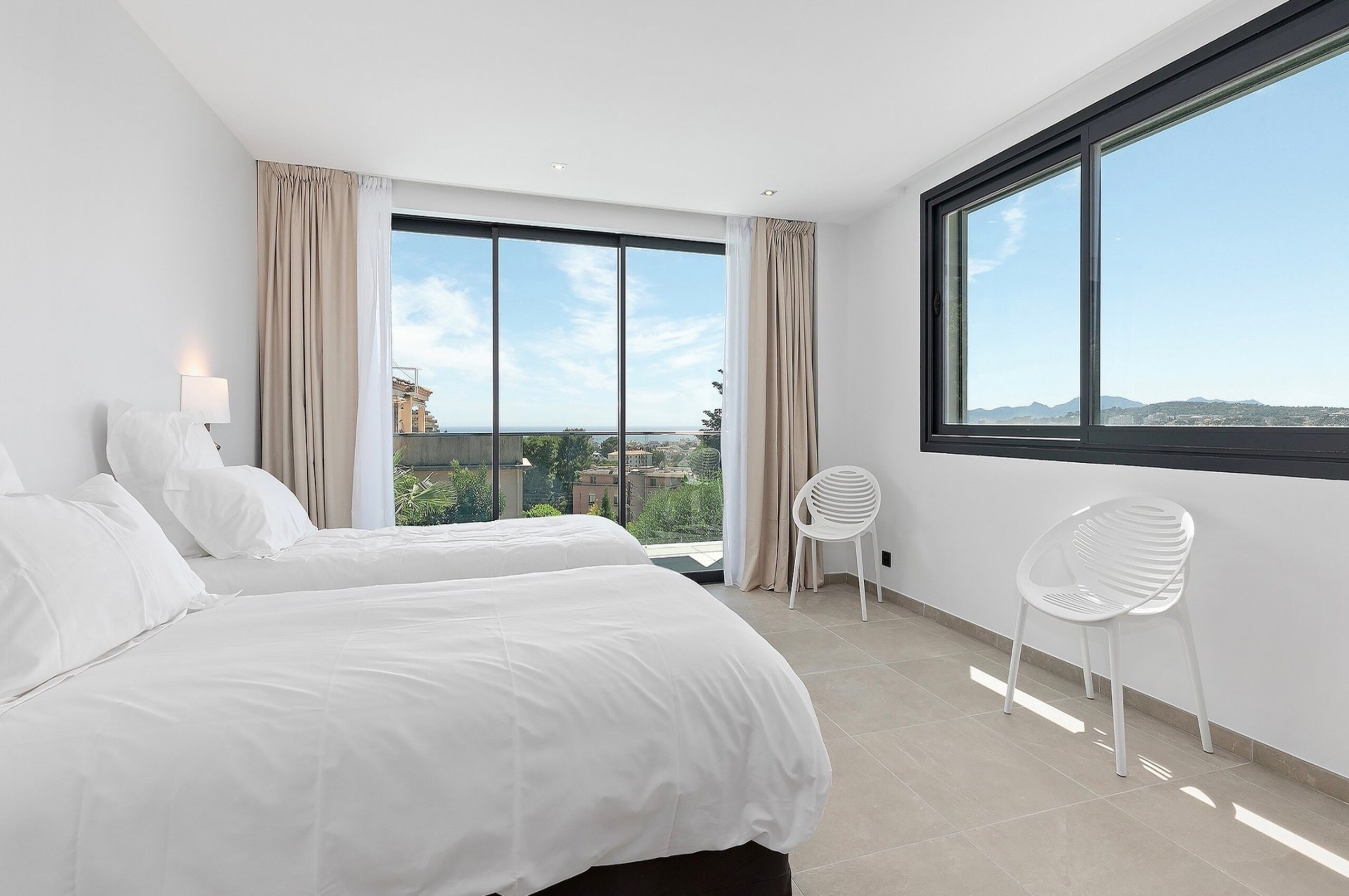 villa-catalina-bedroom-twinbed-balcony-seaview-modern-luxury-interior-cannes