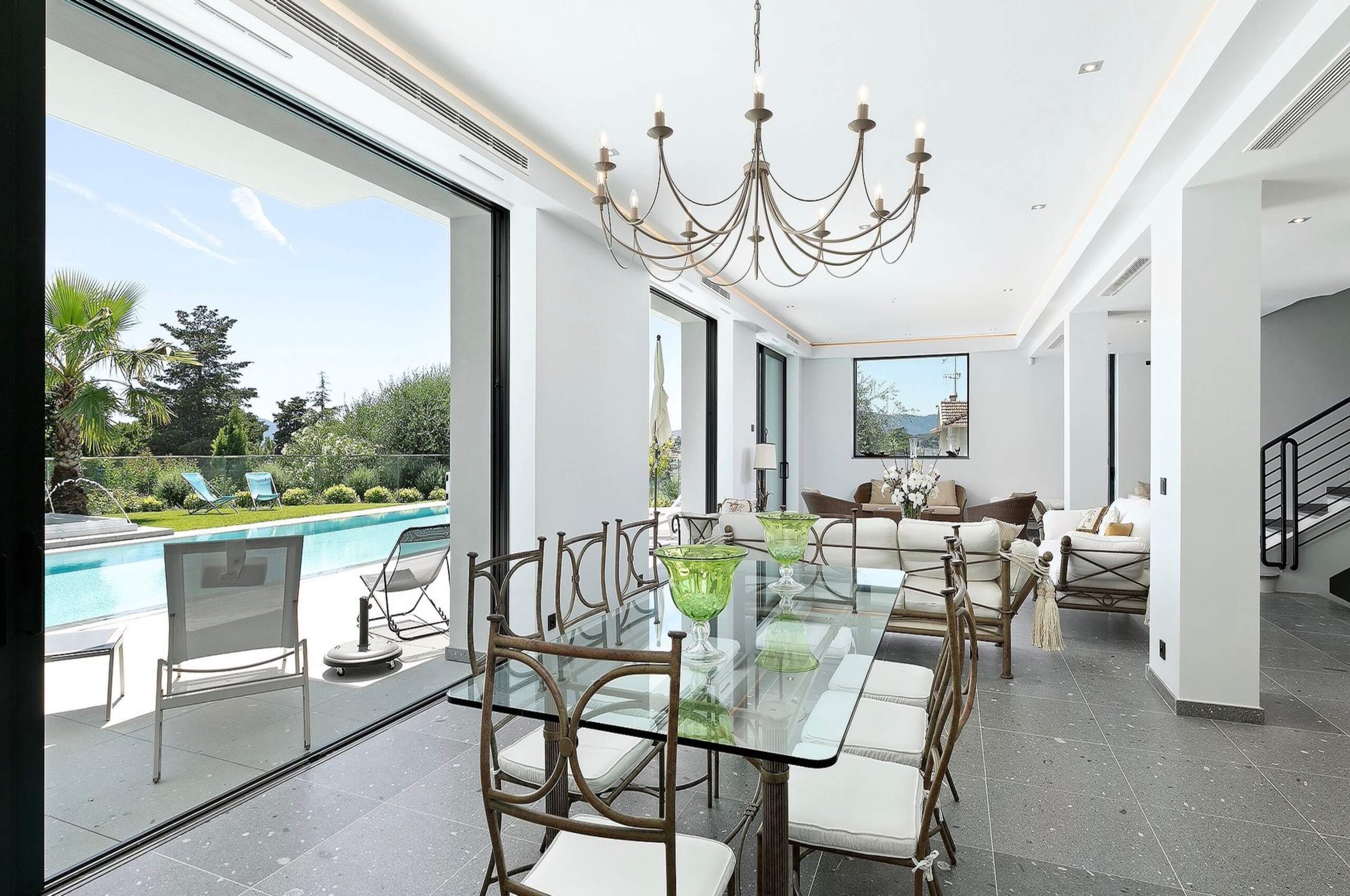 villa-catalina-diningtable-livingspace-poolview-modern-luxury-cannes