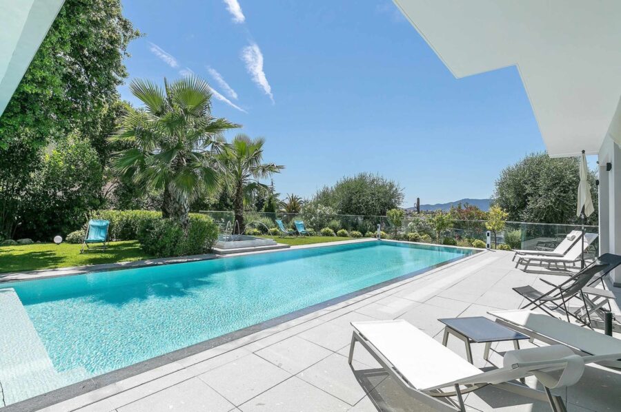 villa-catalina-pool-sunloungers-mountainview-sundrenched-frenchriviera-cannes