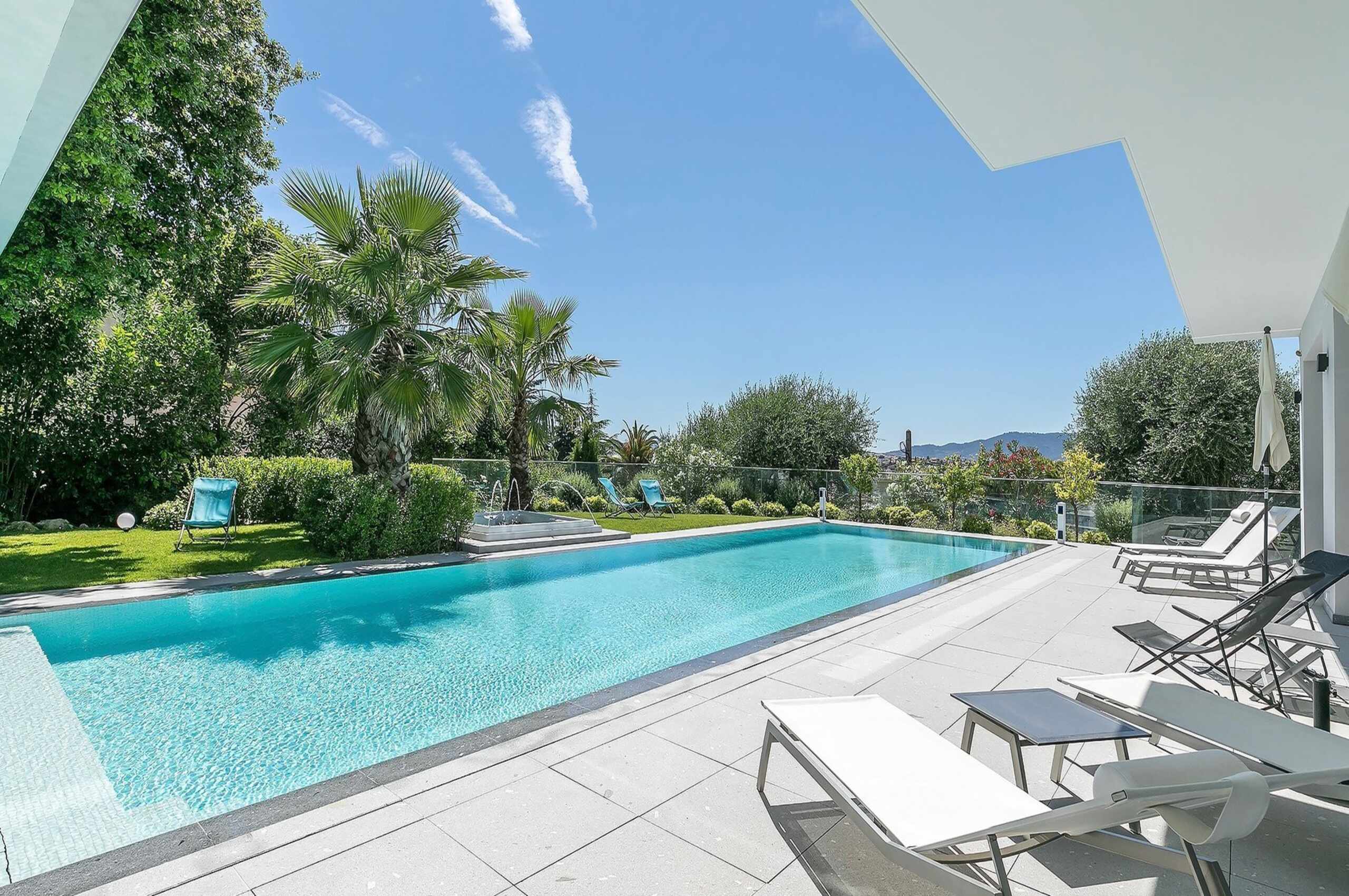 villa-catalina-pool-sunloungers-mountainview-sundrenched-frenchriviera-cannes