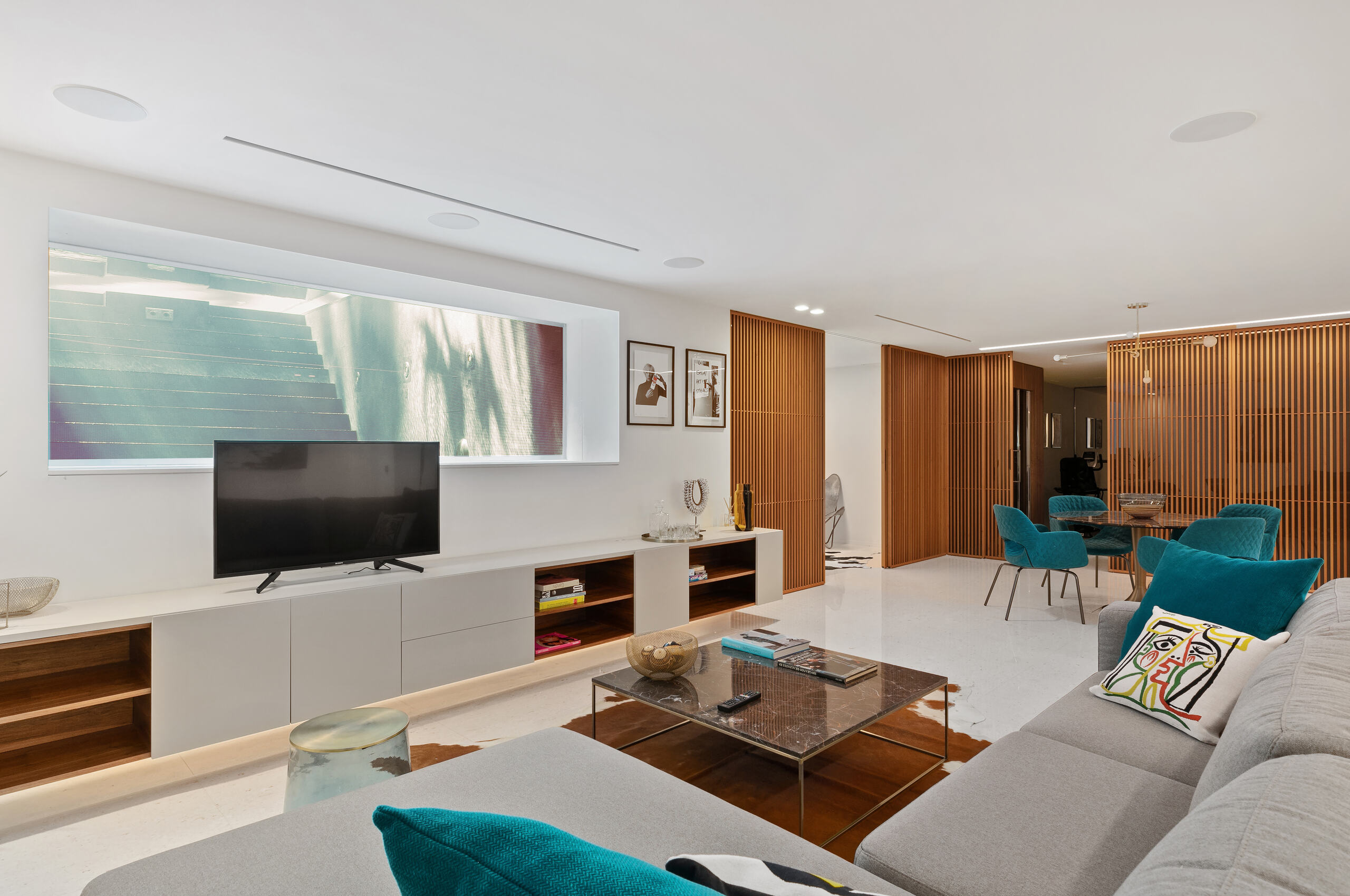 villa-cecila-livingspace-lounge-tvroom-modern-luxury-interiordesign-cannes