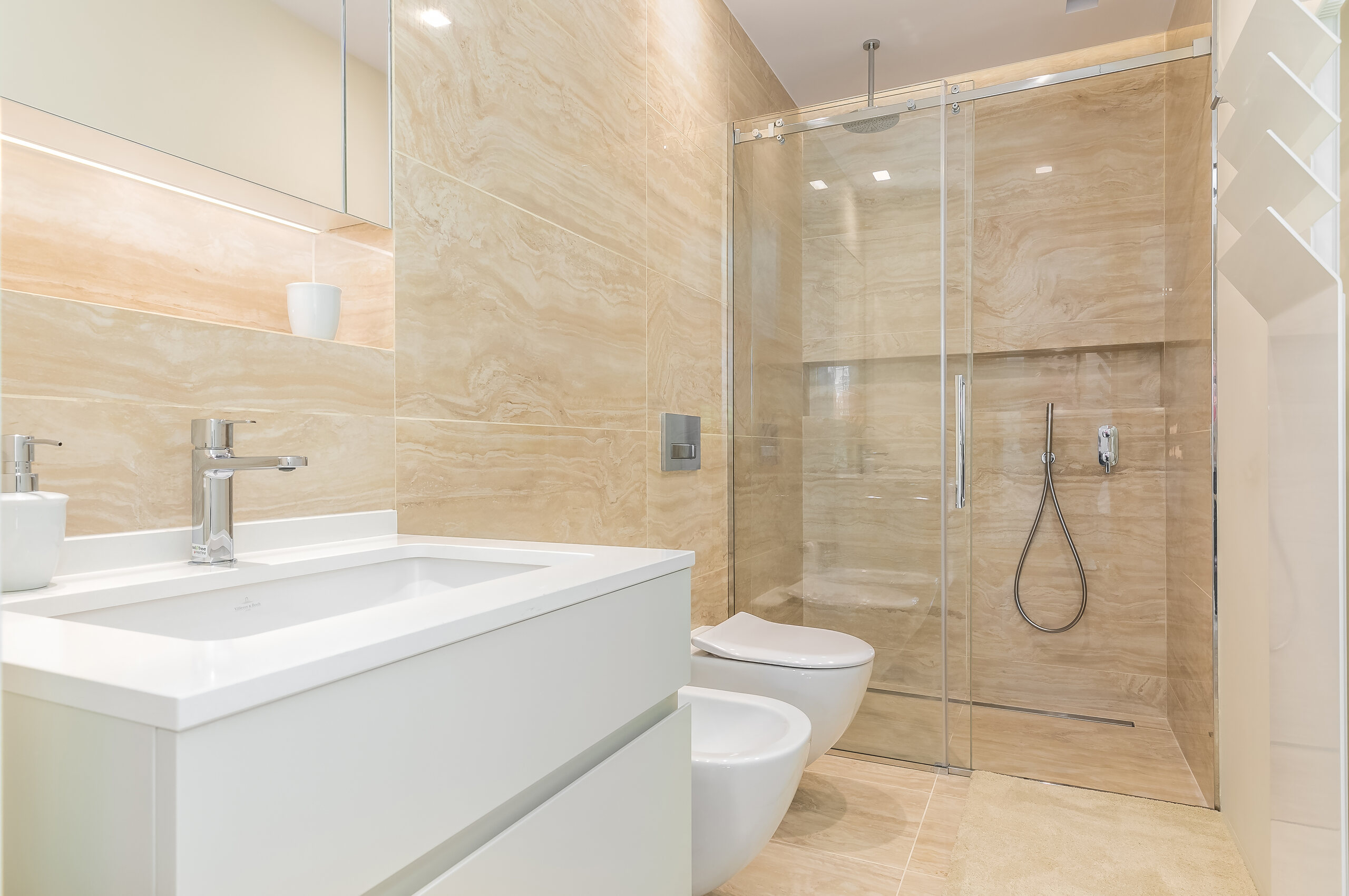 villa-cecilia-bathroom-italianshower-modern-luxury-cannes