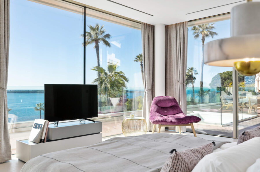 villa-cecilia-bedroom-oceanview-balcony-unique-luxury-retreat-cannes