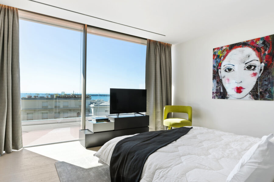 villa-cecilia-bedroom-seaview-artwork-modern-luxury-interiordesign-cannes