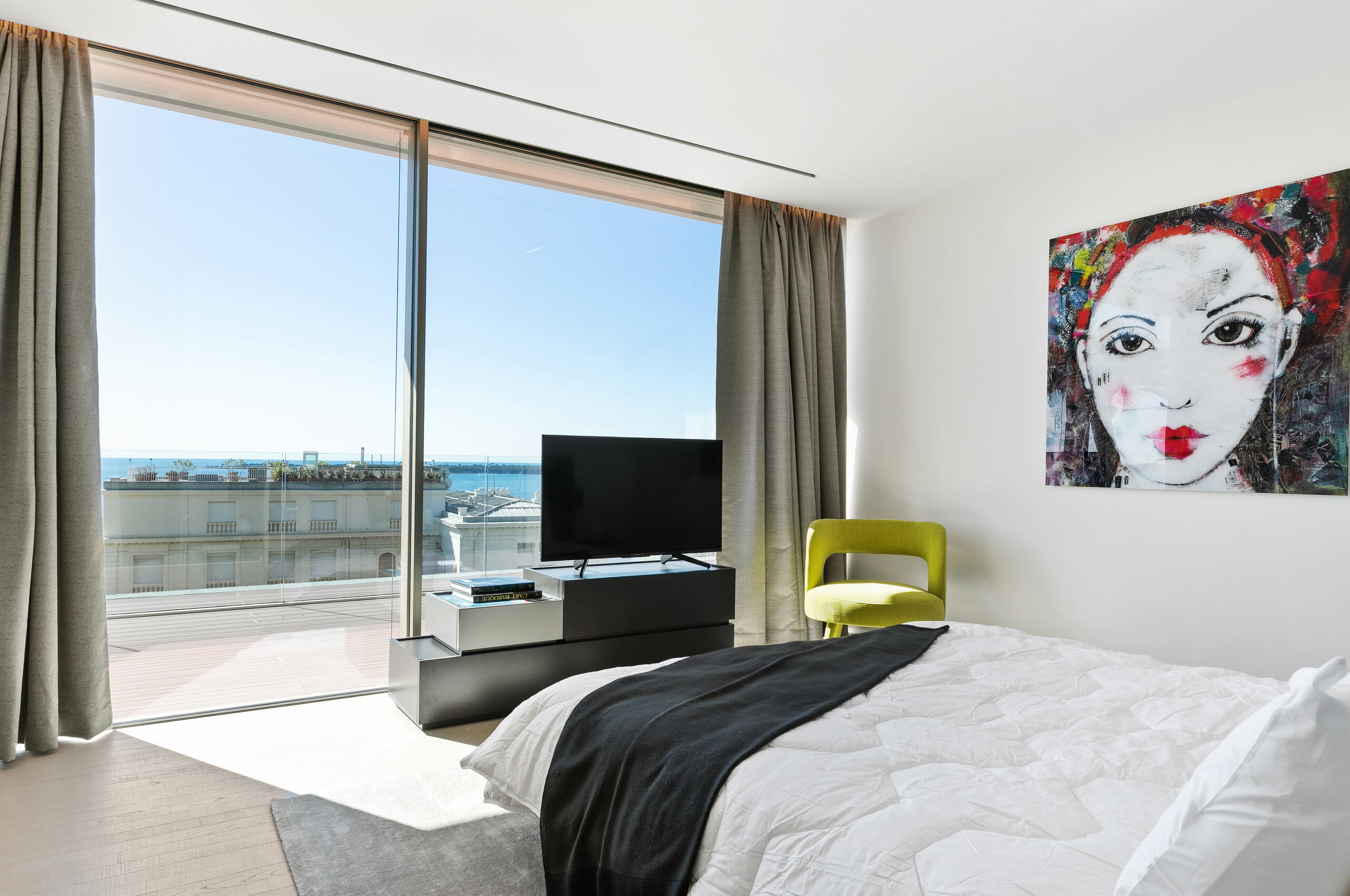 villa-cecilia-bedroom-seaview-artwork-modern-luxury-interiordesign-cannes