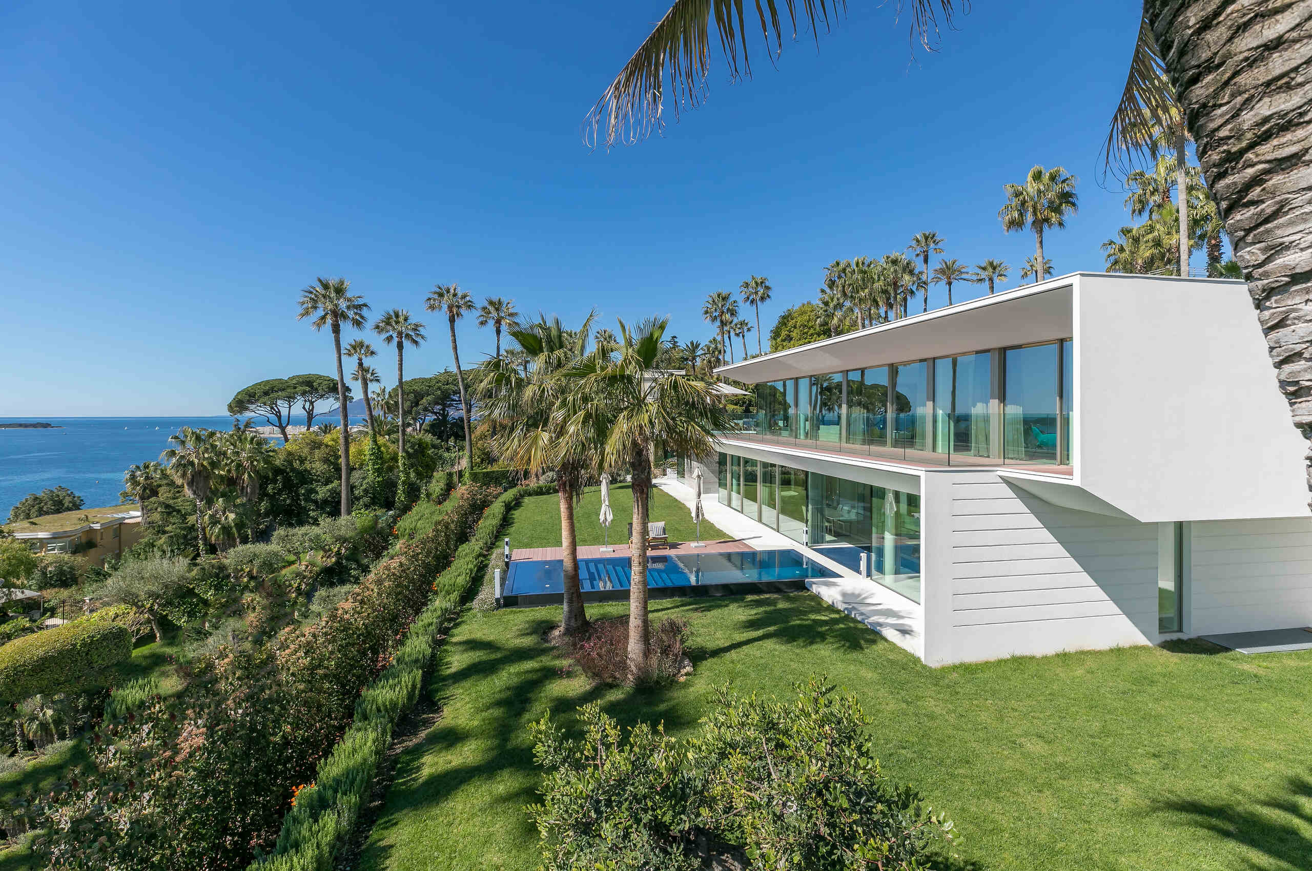villa-cecilia-exterior-modern-luxury-rental-oceanview-cannes