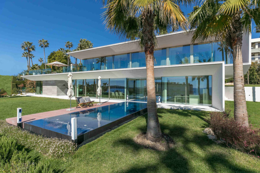 villa-cecillia-mainpage-exterior-infinitypool-modern-luxury-architecture-cannes