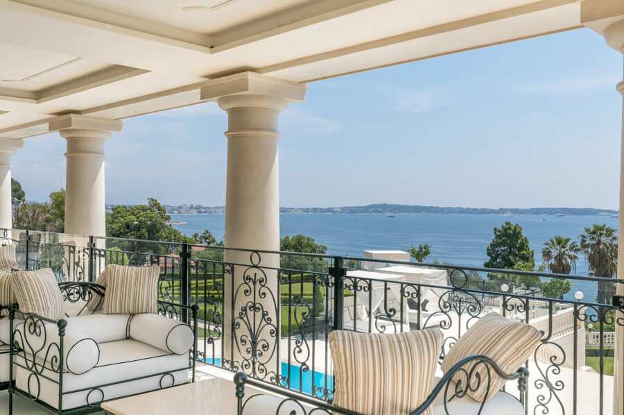 villa-celeste-balcony-terrace-oceanview-luxury-retreat-cannes