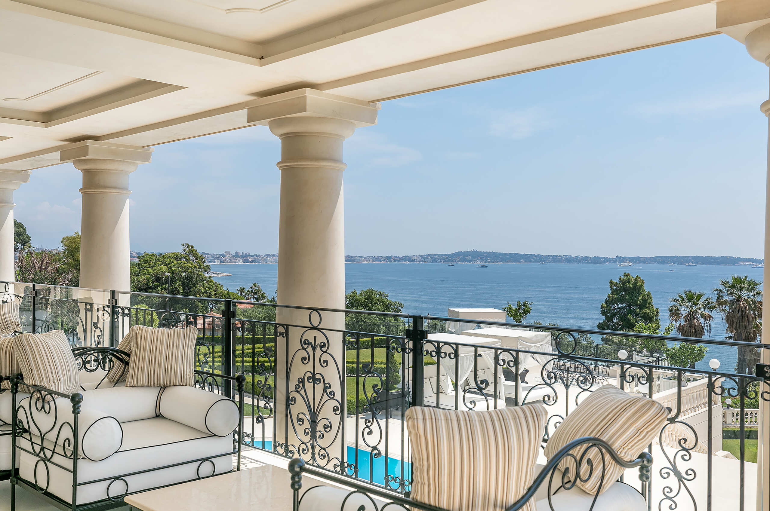 villa-celeste-balcony-terrace-oceanview-luxury-retreat-cannes
