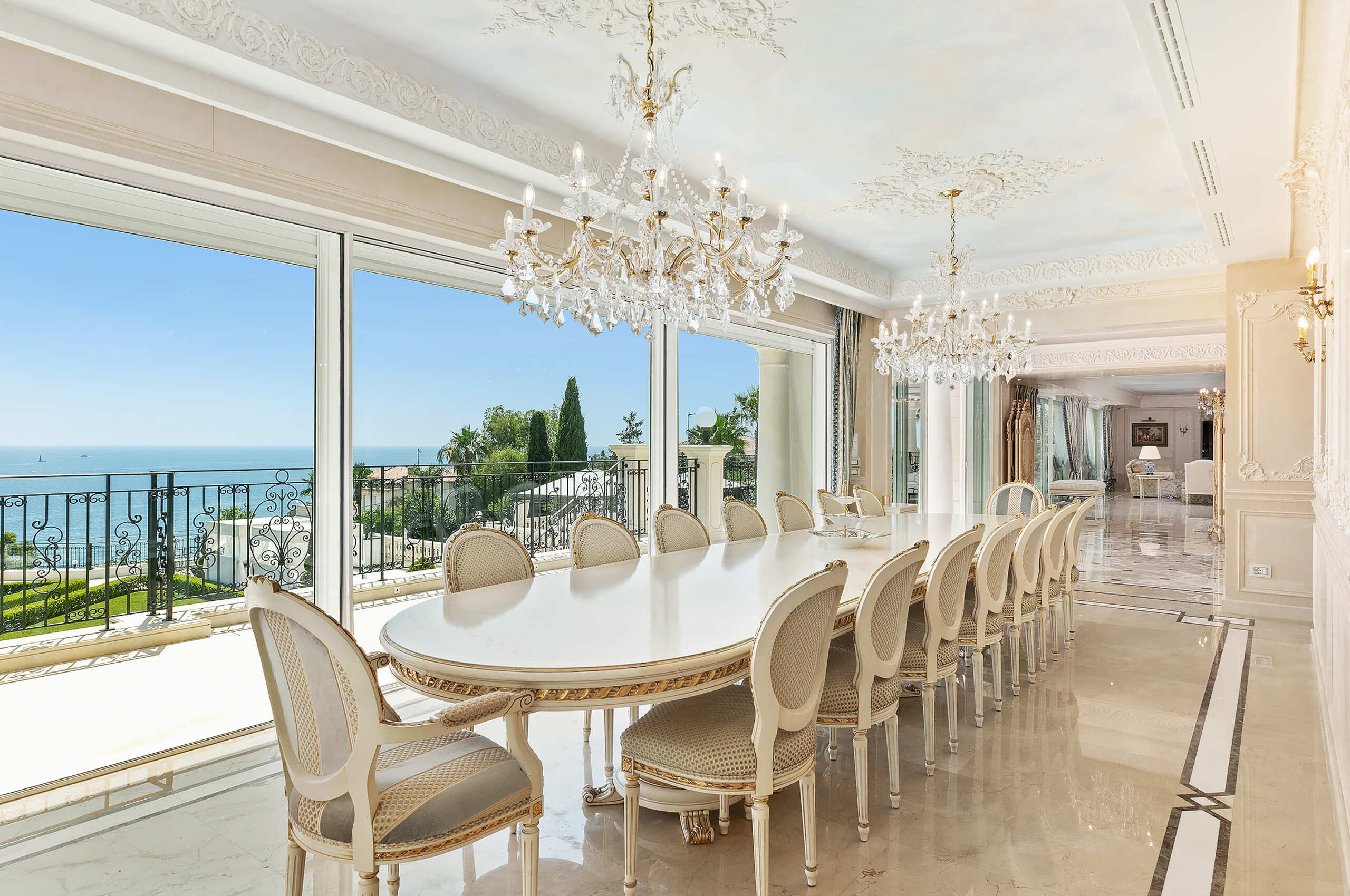 villa-celeste-diningroom-oceanview-luxury-elegant-interiordesign-cannes
