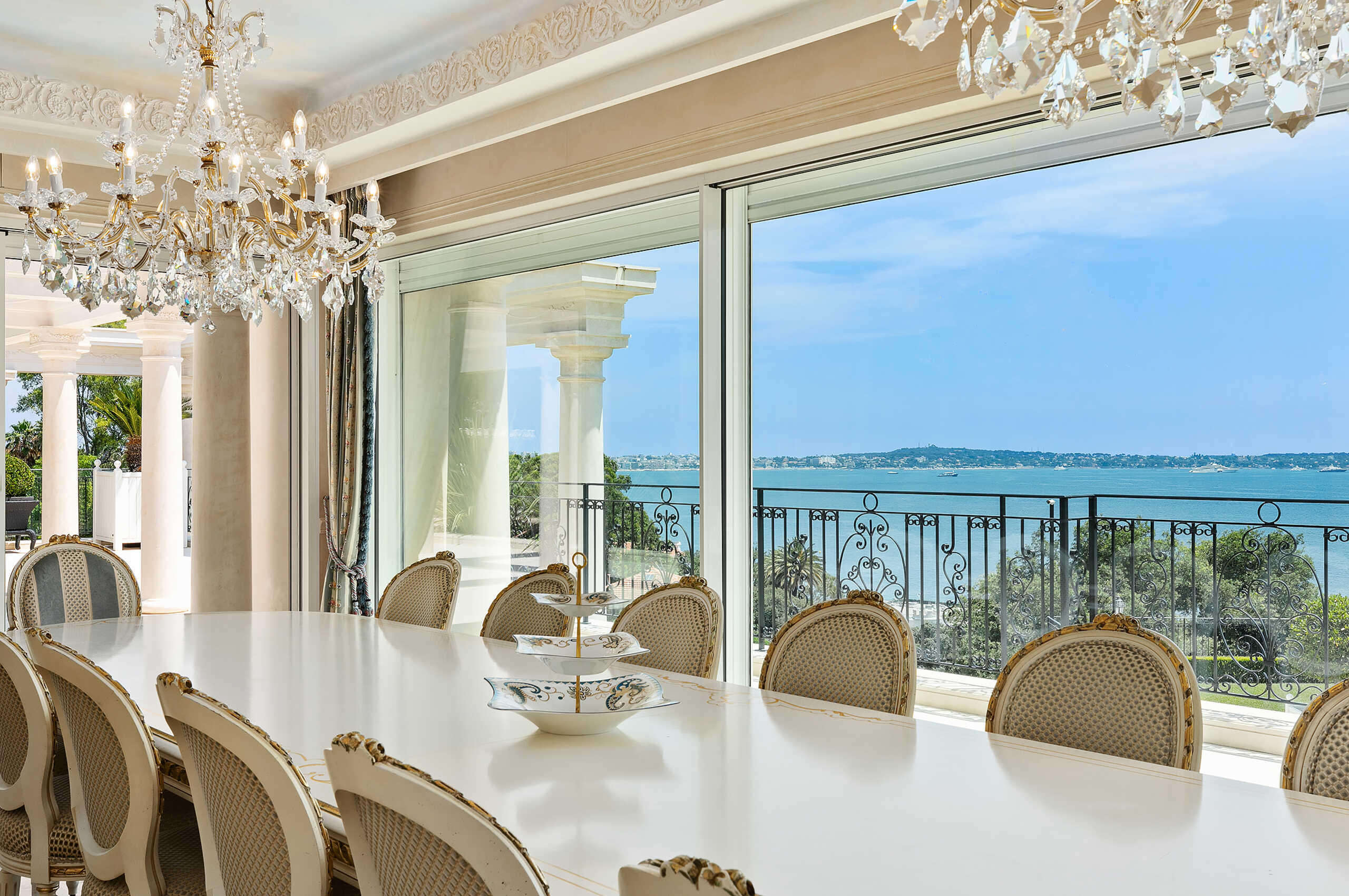 villa-celeste-diningroom-oceanview-modern-luxury-cannes