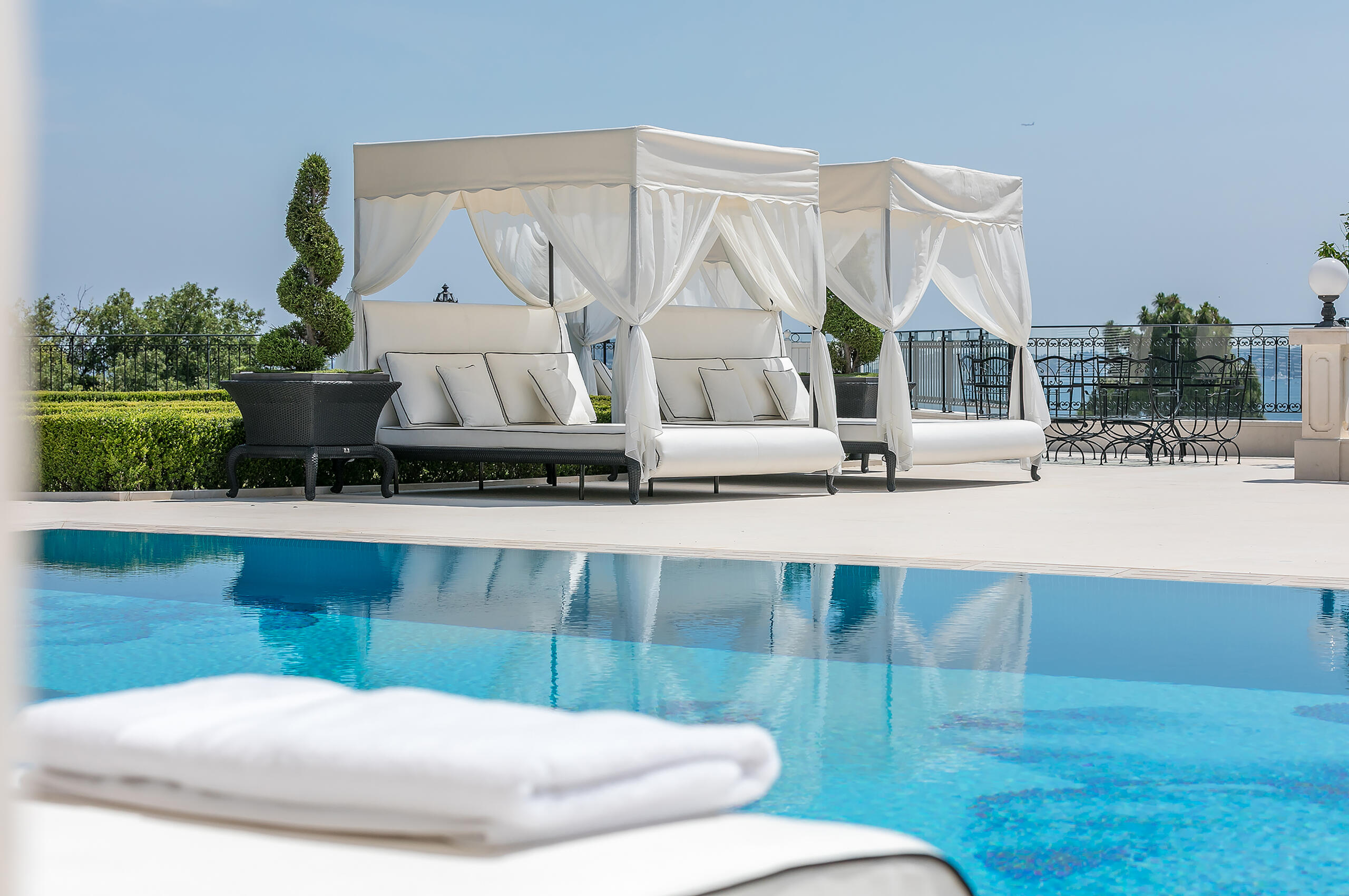 villa-celeste-pool-cabana-luxury-modern-paradise-cannes