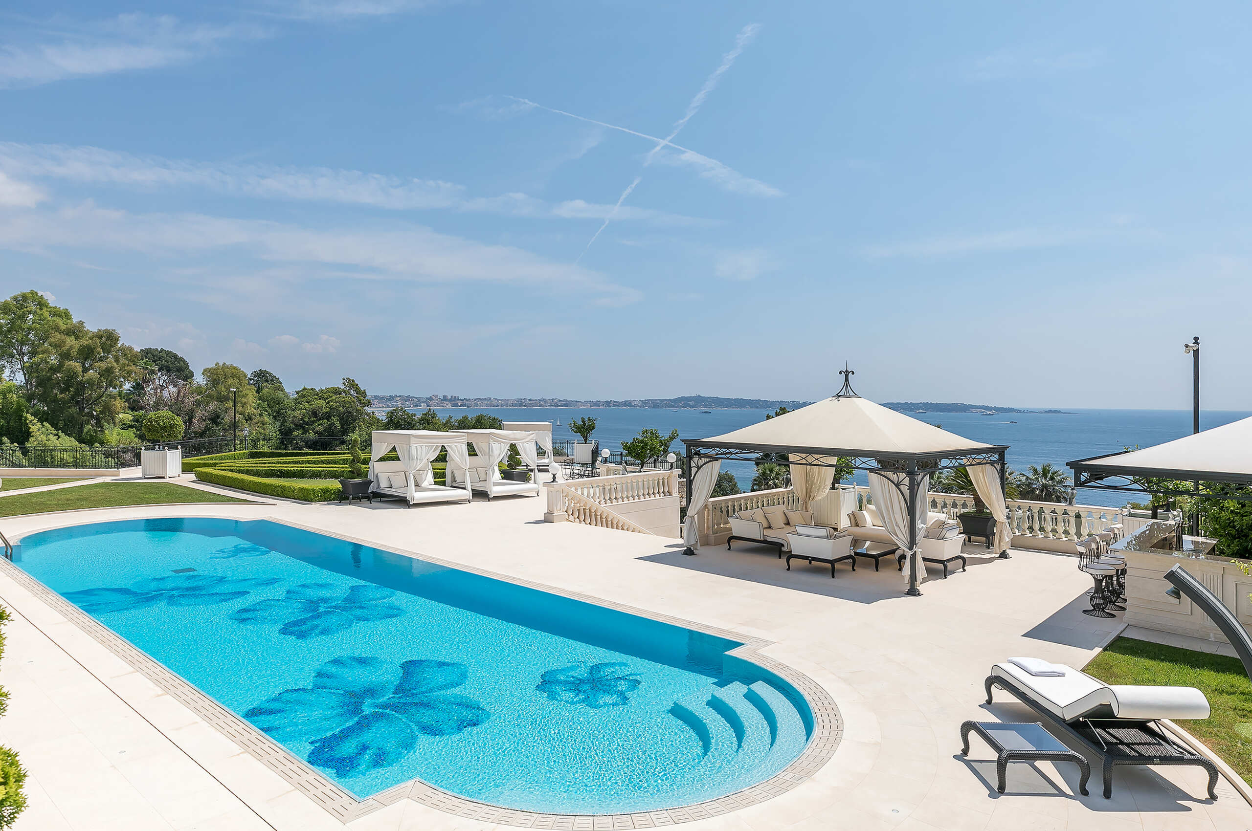 villa-celeste-pool-outdoorlounge-cabana-luxury-paradise-retreat-cannes