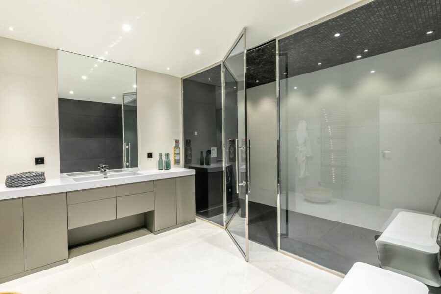 villa-chantal-bathroom-italianshower-sleek-modern-interiordesign-luxury-antibes