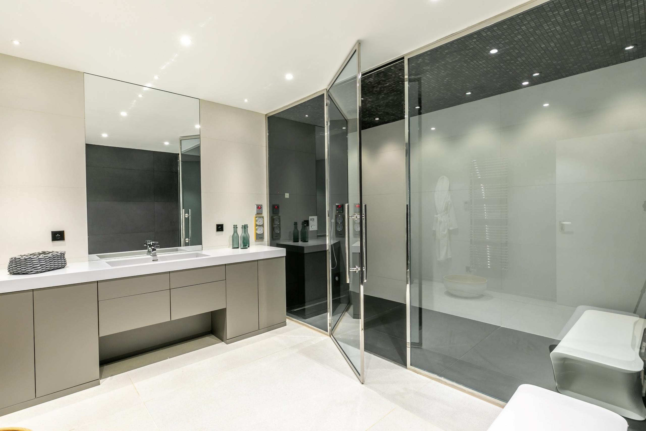 villa-chantal-bathroom-italianshower-sleek-modern-interiordesign-luxury-antibes