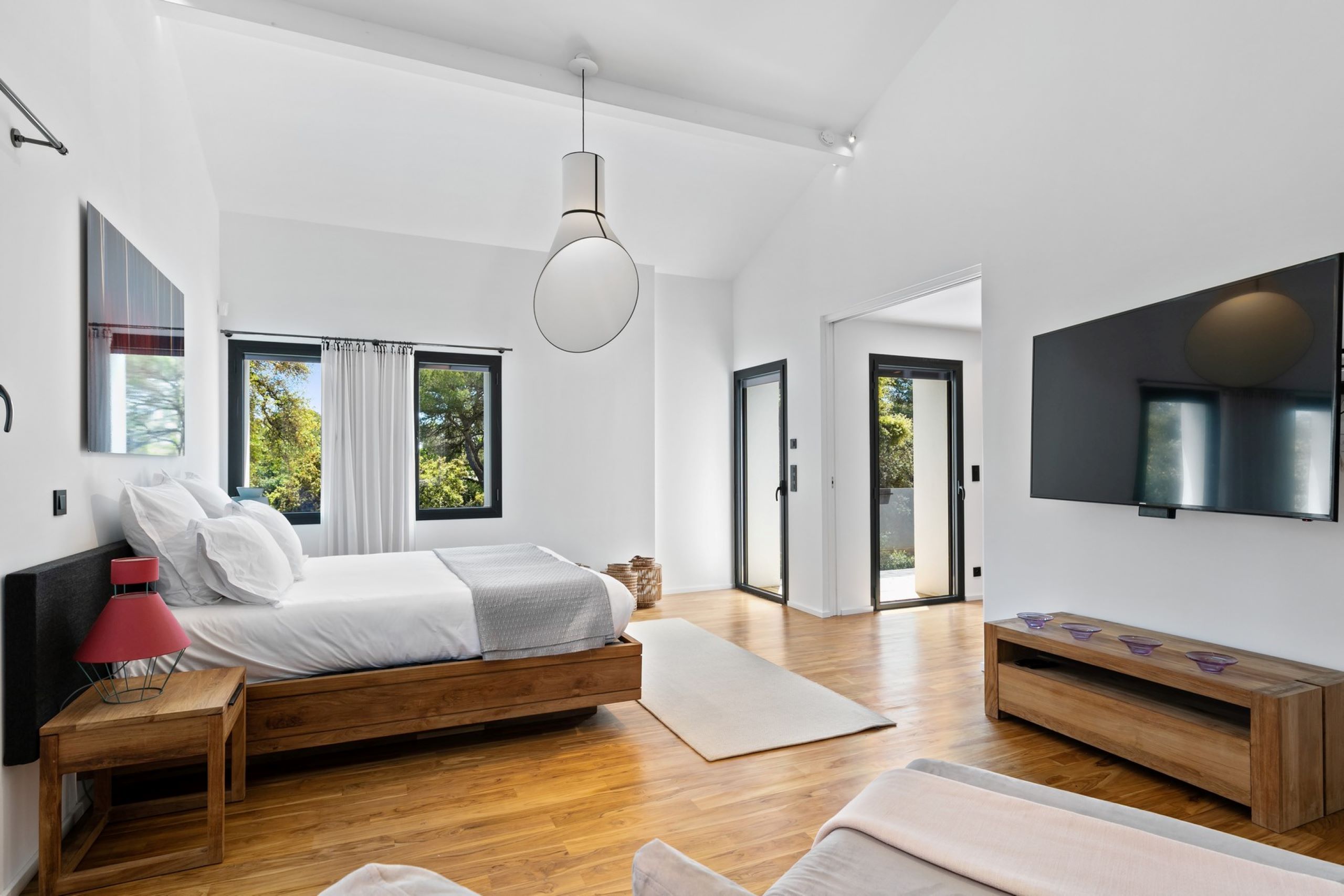 villa-chantal-bedroom-spacious-modern-bright-design-luxury-rental-antibes