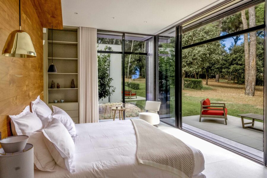villa-chantal-bedroom-spacious-openplan-serene-calm-elegant-design-luxury-antibes