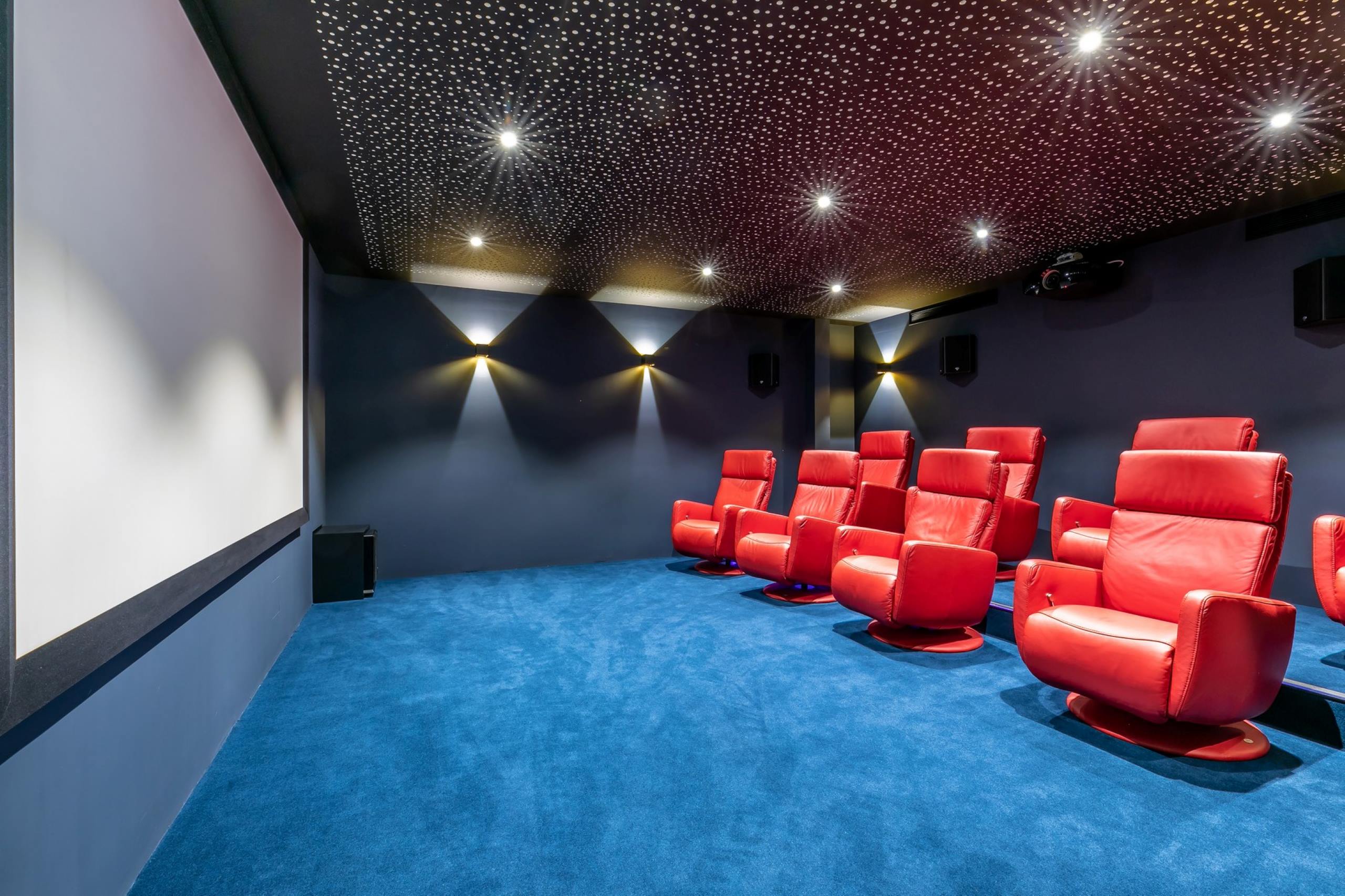 villa-chantal-cinema-films-hosting-family-friendly-modern-spacious-entertainment-luxury-antibes