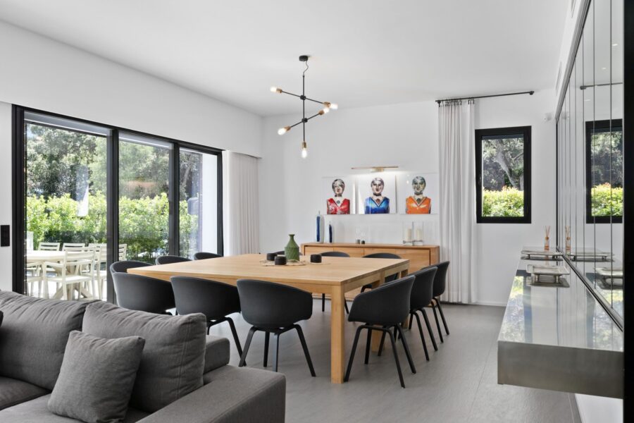 villa-chantal-diningroom-large-table-spacious-openplan-artwork-modern-elegant-interiordesign-luxury-antibes