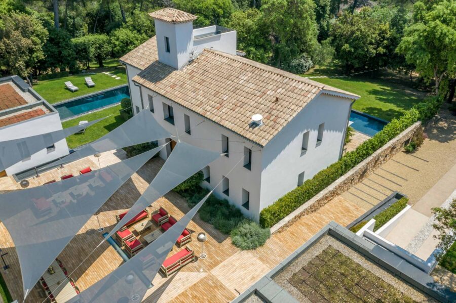 villa-chantal-exterior-aerial-view-garden-oasis-outdoor-lounge-swimmingpool-driveway-luxury-rental-retreat-domain-antibes